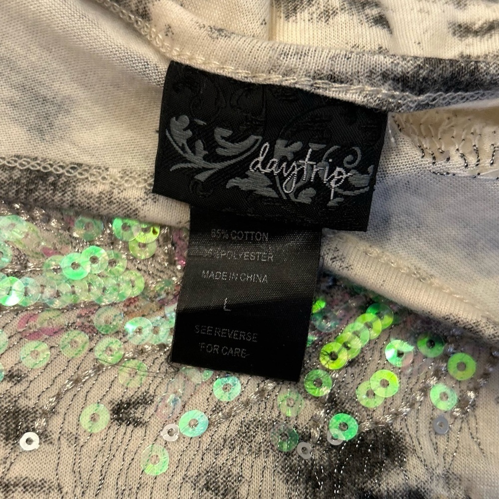 DAYTRIP TIE DYE FEATHER SEQUINS TOP - Picture 5 of 5